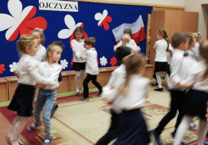 dzieci tańczą polkę